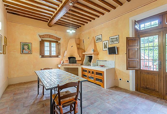 Dining room with wood-fired oven . - Villa Rossa . (Photo Gallery) }}