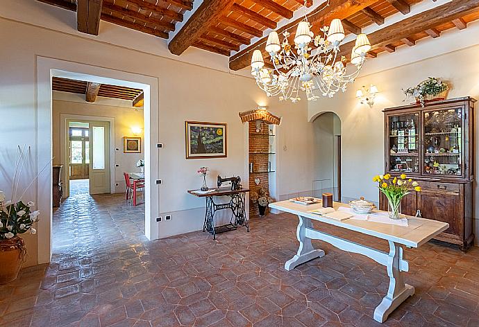 Living area with ornamental fireplace . - Villa Rossa . (Galleria fotografica) }}