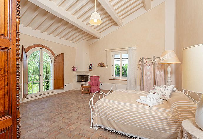 Double bedroom on first floor with en-suite bathroom . - Villa Rossa . (Galerie de photos) }}