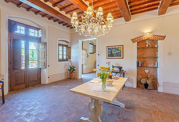 Living area with ornamental fireplace . - Villa Rossa . (Galería de imágenes) }}