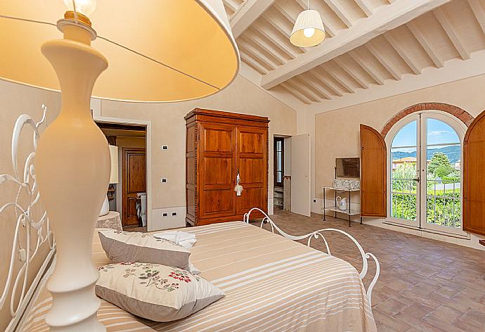 Double bedroom on first floor with en-suite bathroom . - Villa Rossa . (Galerie de photos) }}