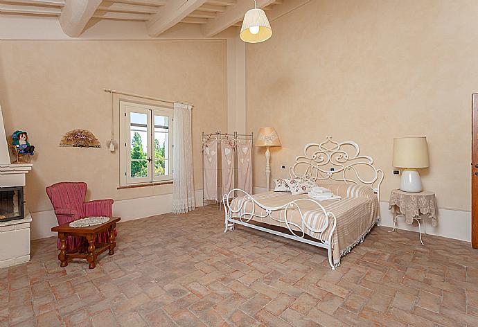 Double bedroom on first floor with en-suite bathroom . - Villa Rossa . (Galerie de photos) }}