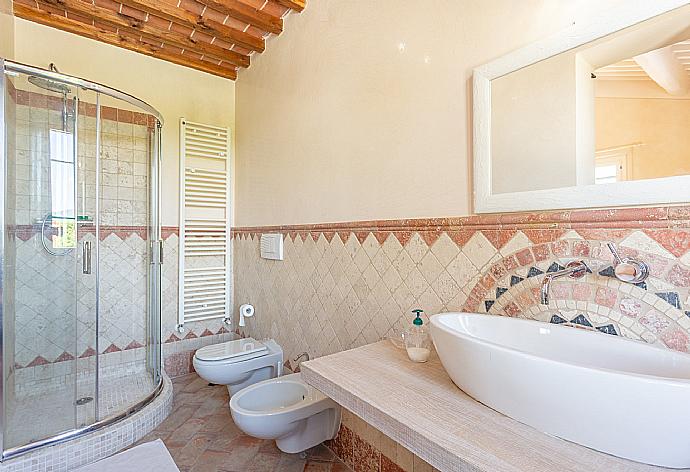 En suite bathroom with shower . - Villa Rossa . (Photo Gallery) }}