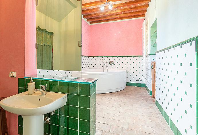 Villa Rossa Bathroom