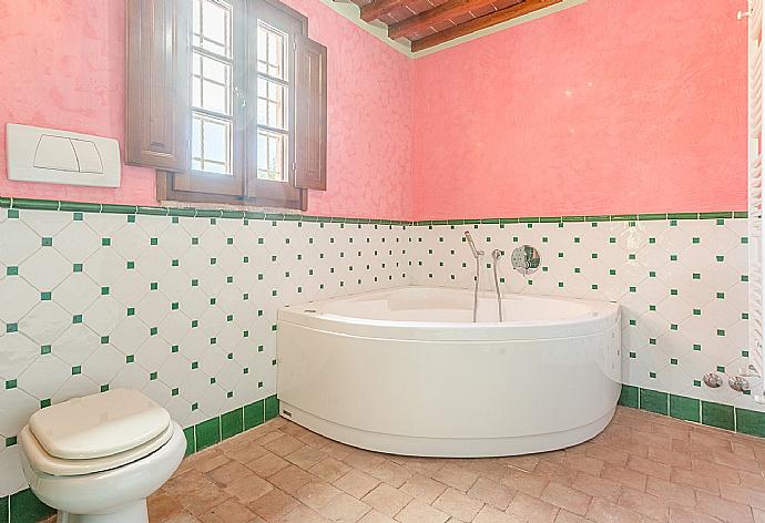 En suite bathroom with bath and shower . - Villa Rossa . (Галерея фотографий) }}