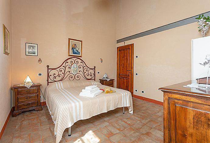 Double bedroom on first floor with en suite bathroom . - Villa Rossa . (Galerie de photos) }}