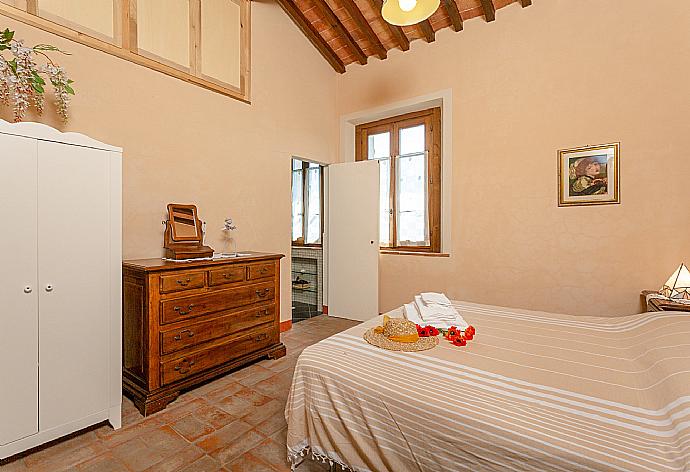 Double bedroom on first floor with en suite bathroom . - Villa Rossa . (Галерея фотографий) }}