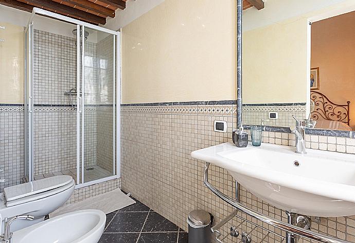 En suite bathroom with shower . - Villa Rossa . (Galería de imágenes) }}