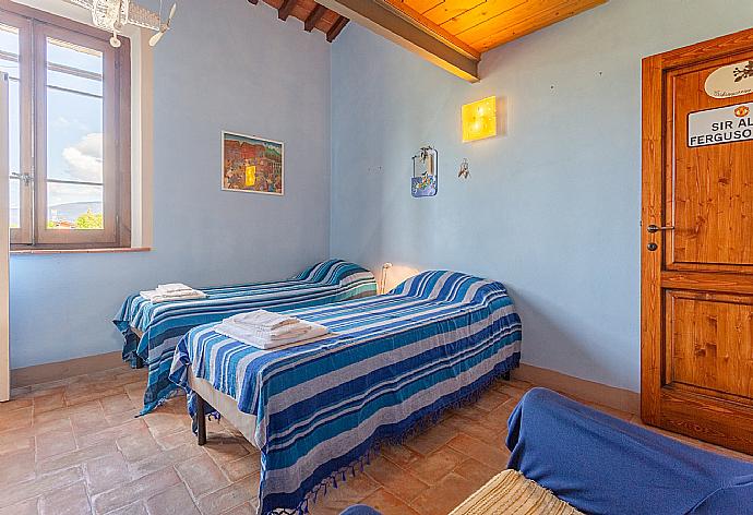 Twin bedroom on first floor with en suite bathroom . - Villa Rossa . (Galería de imágenes) }}