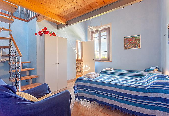 Twin bedroom on first floor with en suite bathroom . - Villa Rossa . (Galerie de photos) }}