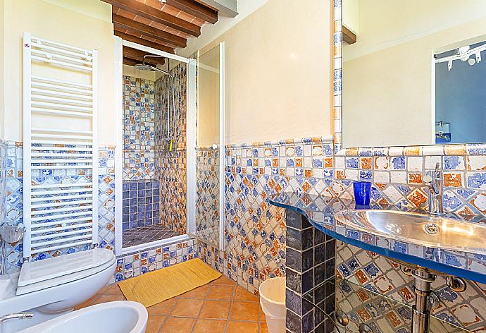 En suite bathroom with shower . - Villa Rossa . (Galleria fotografica) }}