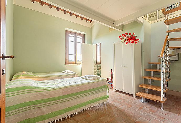 Twin bedroom on first floor with en suite bathroom . - Villa Rossa . (Galería de imágenes) }}