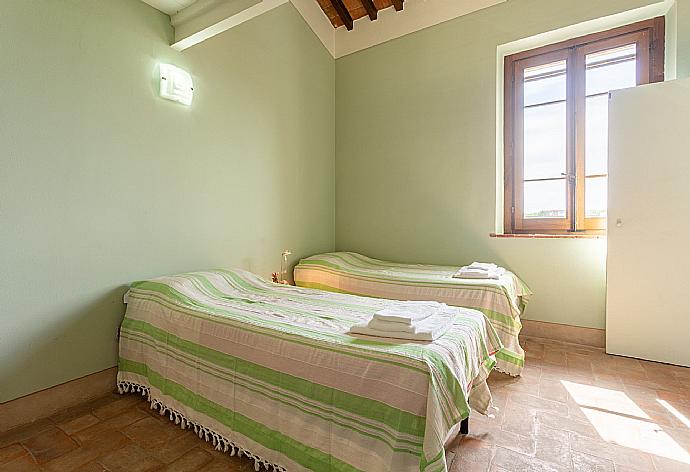 Twin bedroom on first floor with en suite bathroom . - Villa Rossa . (Галерея фотографий) }}