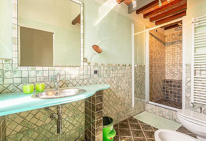 En suite bathroom with shower . - Villa Rossa . (Fotogalerie) }}