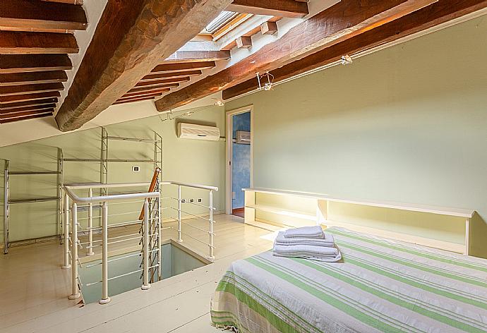 Double bedroom in loft of first floor with A/C . - Villa Rossa . (Galerie de photos) }}