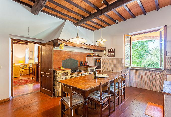 Equipped kitchen with dining area . - Villa Casa al Sole . (Photo Gallery) }}