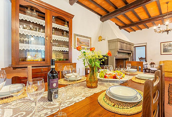 Living room with sofas, dining area, ornamental fireplace, WiFi internet, satellite TV, DVD player, and terrace access . - Villa Casa al Sole . (Galleria fotografica) }}