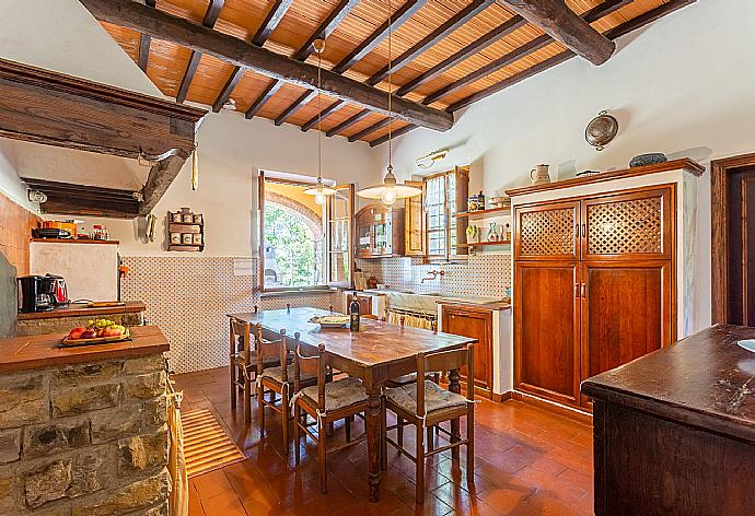 Equipped kitchen with dining area . - Villa Casa al Sole . (Photo Gallery) }}