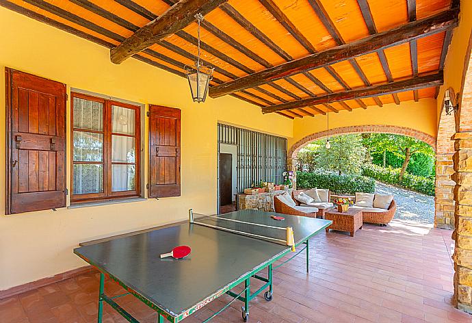 Sheltered terrace area with table tennis . - Villa Casa al Sole . (Fotogalerie) }}