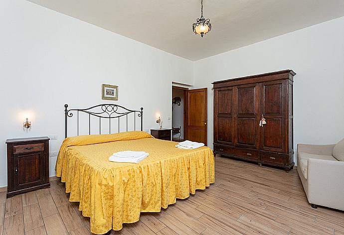 Double bedroom with en suite bathroom and sofa . - Villa Casa al Sole . (Galleria fotografica) }}