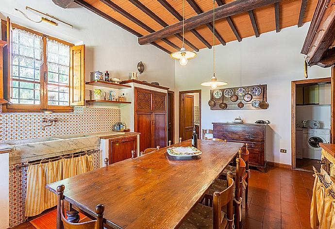 Equipped kitchen with dining area . - Villa Casa al Sole . (Photo Gallery) }}