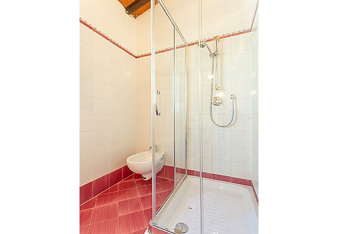 En suite bathroom with shower . - Villa Casa al Sole . (Галерея фотографий) }}