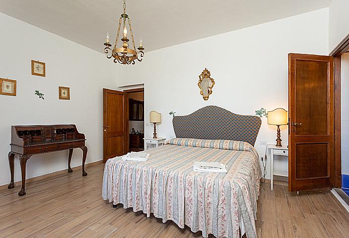 Double bedroom with en suite bathroom, sofa, and TV . - Villa Casa al Sole . (Fotogalerie) }}