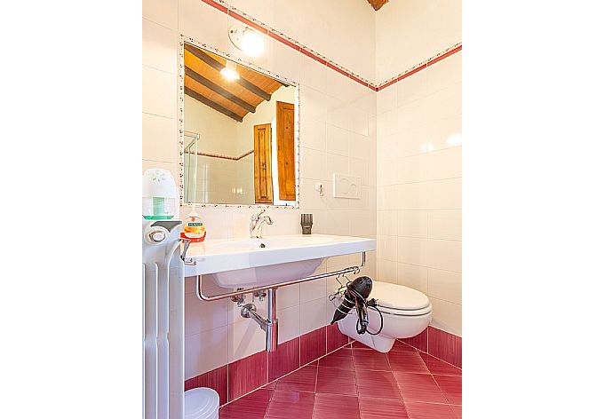 En suite bathroom with shower . - Villa Casa al Sole . (Photo Gallery) }}