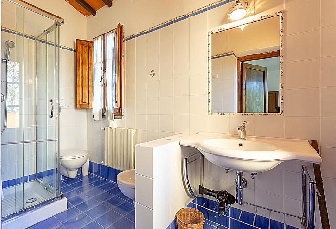 En suite bathroom with shower and balcony access . - Villa Casa al Sole . (Galleria fotografica) }}