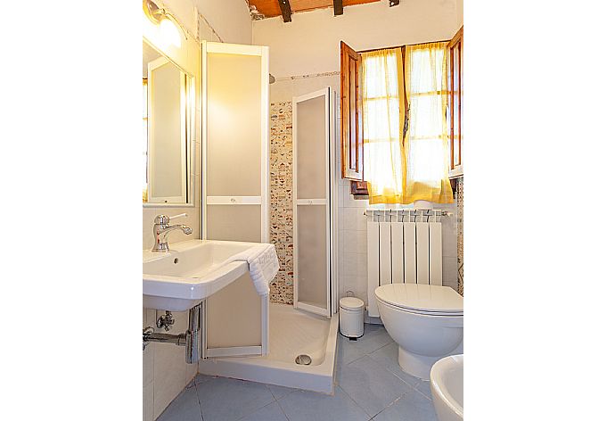 En suite bathroom with shower . - Villa Casa al Sole . (Photo Gallery) }}