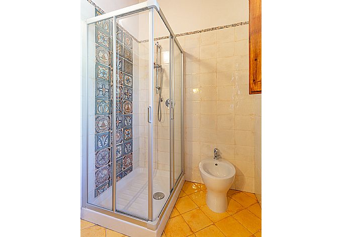 En suite bathroom with shower . - Villa Casa al Sole . (Galleria fotografica) }}