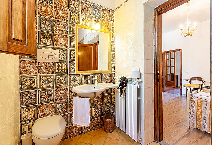 En suite bathroom with shower . - Villa Casa al Sole . (Fotogalerie) }}