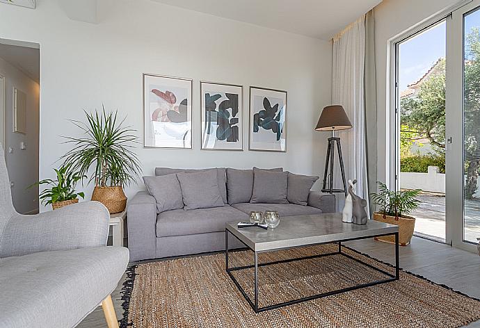 Open-plan living room with sofas, dining area, kitchen, A/C, WiFi internet, satellite TV, and terrace access with sea views . - Apartment Casalma Ena . (Galleria fotografica) }}