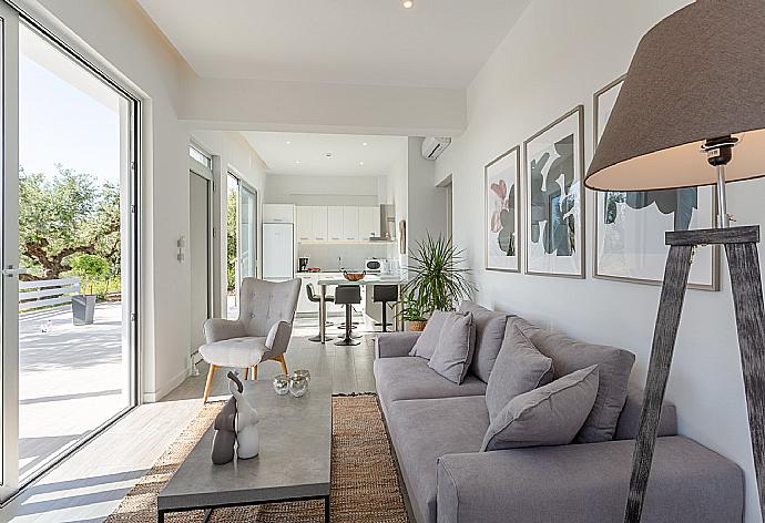 Open-plan living room with sofas, dining area, kitchen, A/C, WiFi internet, satellite TV, and terrace access with sea views . - Apartment Casalma Ena . (Fotogalerie) }}