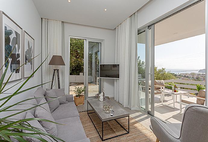 Open-plan living room with sofas, dining area, kitchen, A/C, WiFi internet, satellite TV, and terrace access with sea views . - Apartment Casalma Ena . (Galleria fotografica) }}