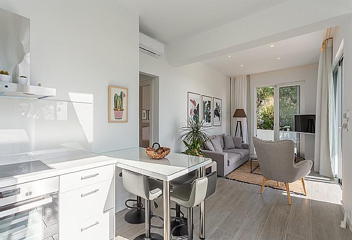 Open-plan living room with sofas, dining area, kitchen, A/C, WiFi internet, satellite TV, and terrace access with sea views . - Apartment Casalma Ena . (Fotogalerie) }}