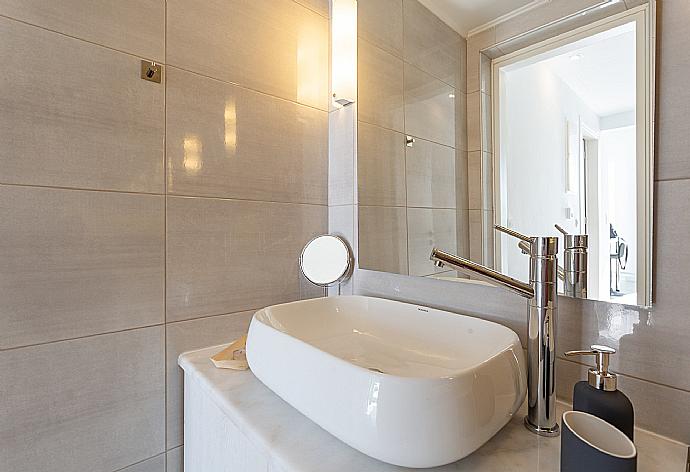 Family bathroom with shower . - Apartment Casalma Ena . (Galleria fotografica) }}