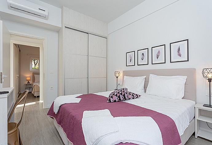 Double bedroom with A/C, TV, and terrace access . - Apartment Casalma Ena . (Galerie de photos) }}