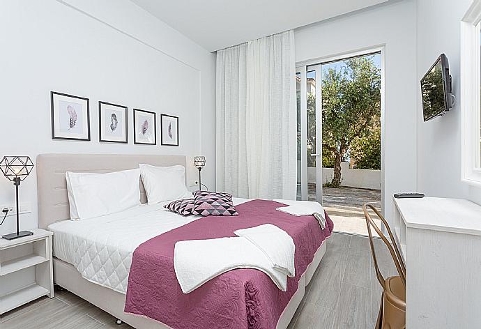 Double bedroom with A/C, TV, and terrace access . - Apartment Casalma Ena . (Galleria fotografica) }}