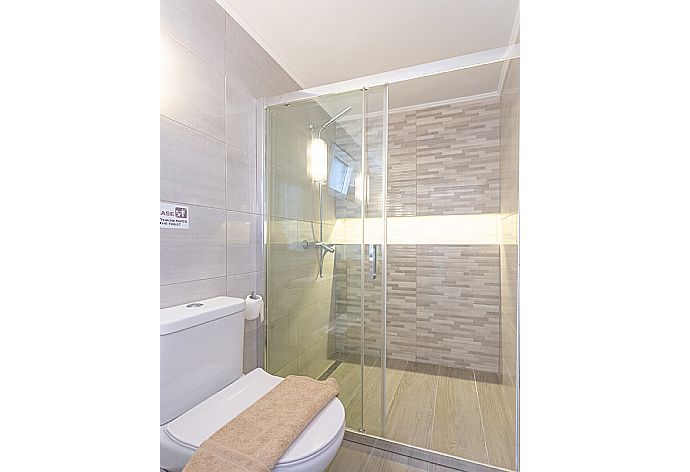 Family bathroom with shower . - Apartment Casalma Ena . (Fotogalerie) }}