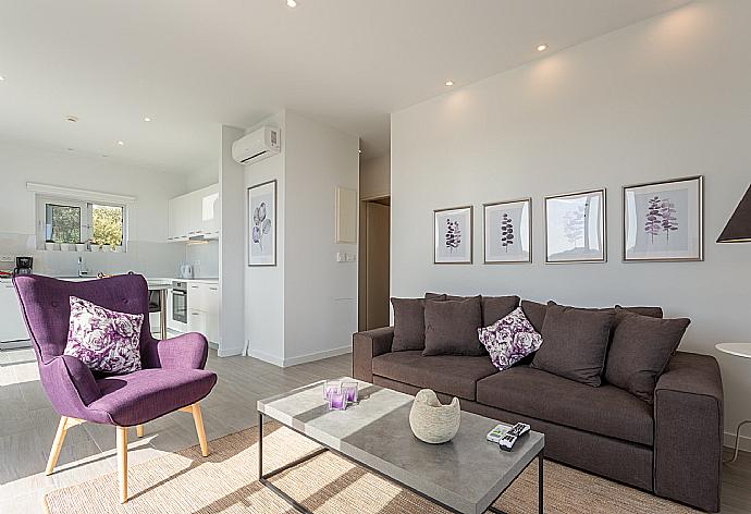 Open-plan living room with sofas, dining area, kitchen, A/C, WiFi internet, satellite TV, and terrace access with sea views . - Apartment Casalma Thio . (Fotogalerie) }}