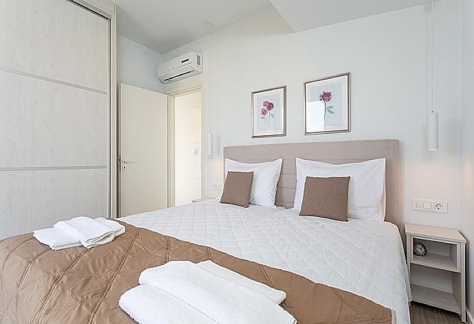 Twin bedroom with A/C, TV, and terrace access . - Apartment Casalma Thio . (Photo Gallery) }}