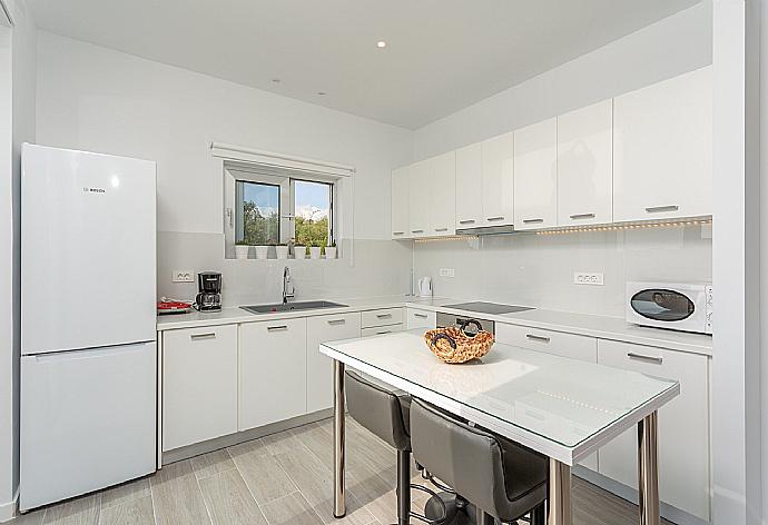 Equipped kitchen . - Apartment Casalma Thio . (Fotogalerie) }}