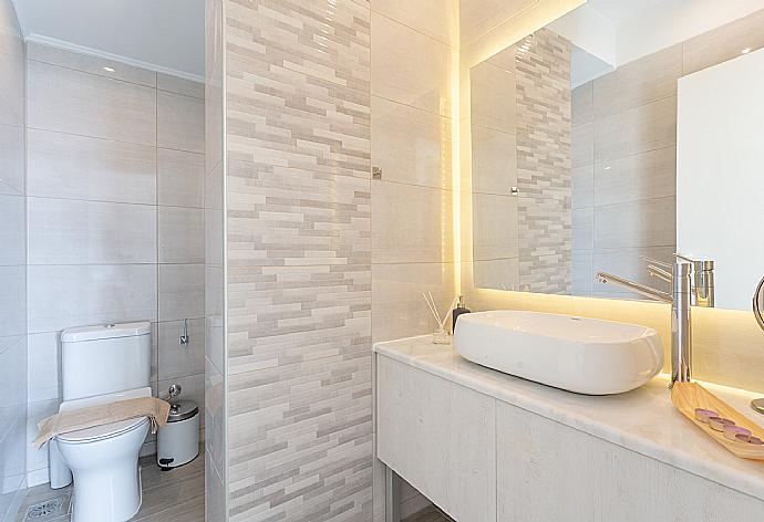 Family bathroom with shower . - Apartment Casalma Thio . (Galería de imágenes) }}