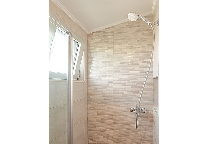 Family bathroom with shower . - Apartment Casalma Thio . (Galería de imágenes) }}