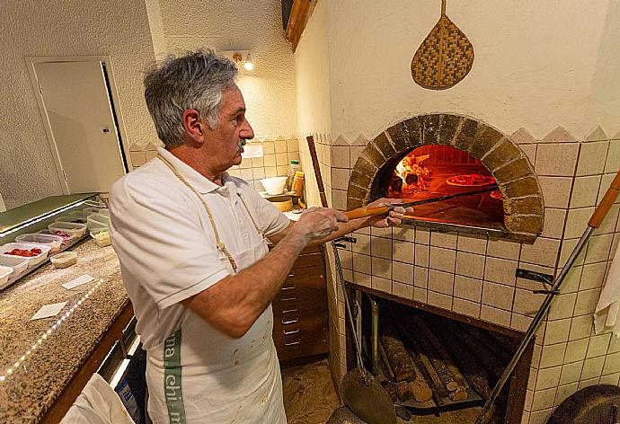 Local pizza . - Villa Il Giulione . (Galleria fotografica) }}