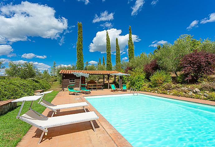 Private pool, terrace, and garden . - Villa Il Giulione . (Галерея фотографий) }}