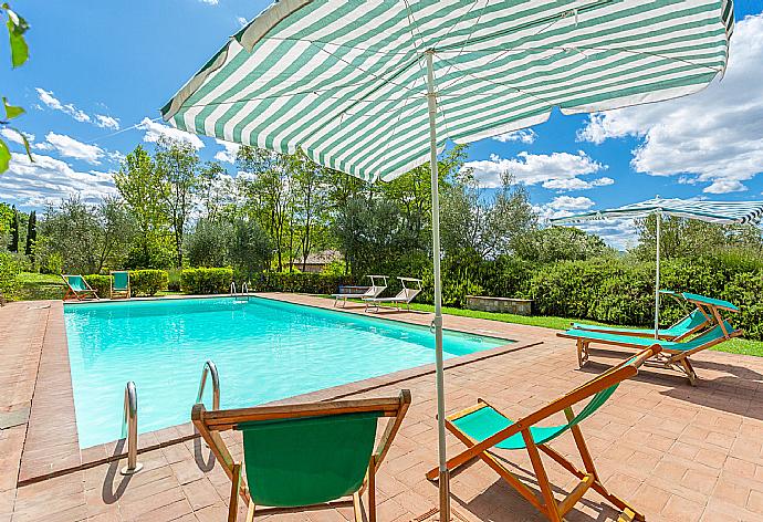 Private pool, terrace, and garden . - Villa Il Giulione . (Галерея фотографий) }}