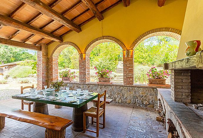 Sheltered terrace area with BBQ . - Villa Il Giulione . (Galleria fotografica) }}