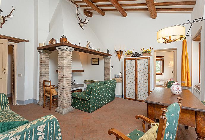 Living room on first floor with sofas and ornamental fireplace . - Villa Il Giulione . (Galleria fotografica) }}